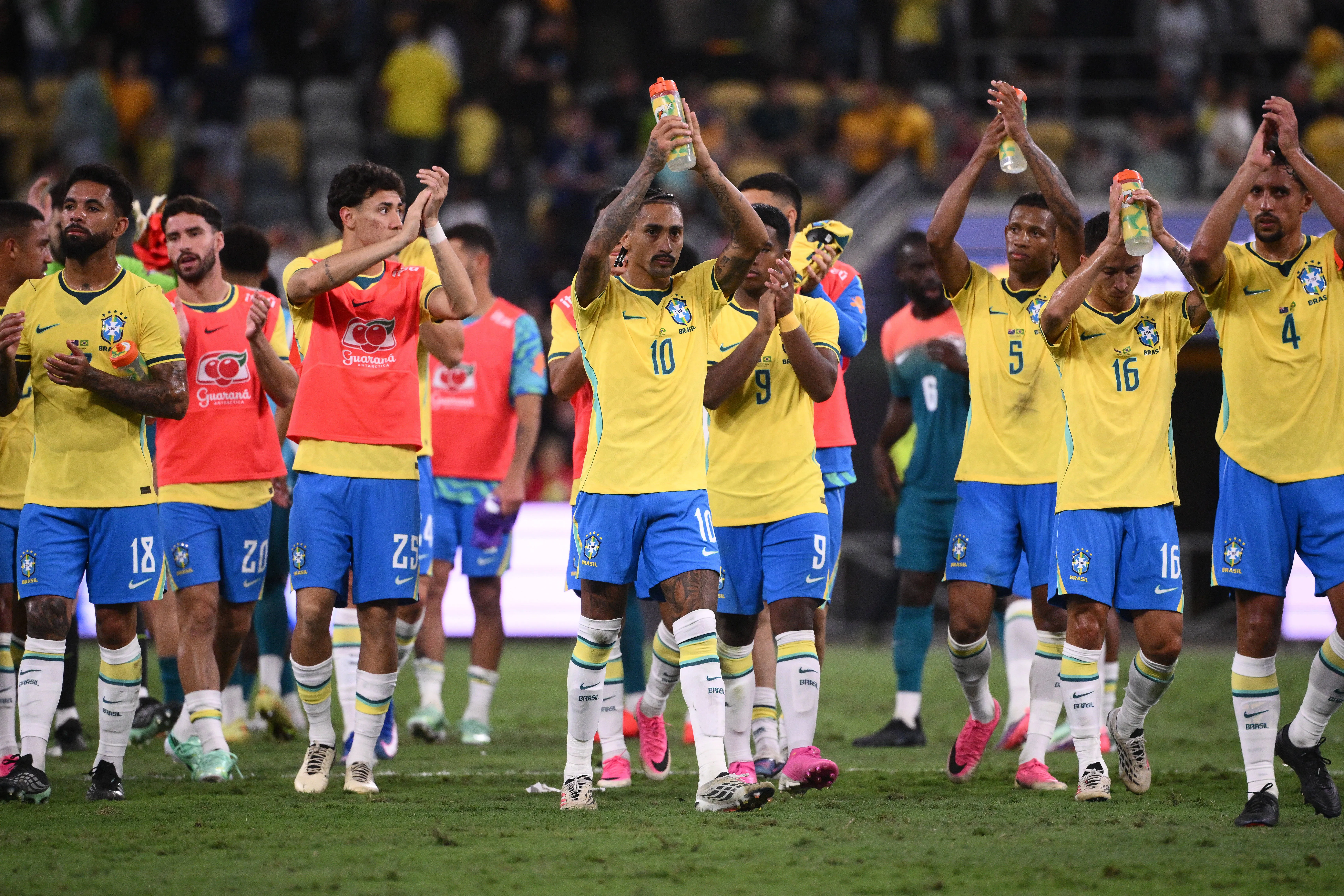 Jogadores brasileiros aplaudem torcida ap&oacute;s empate por 1 a 1 com a Austr&aacute;lia