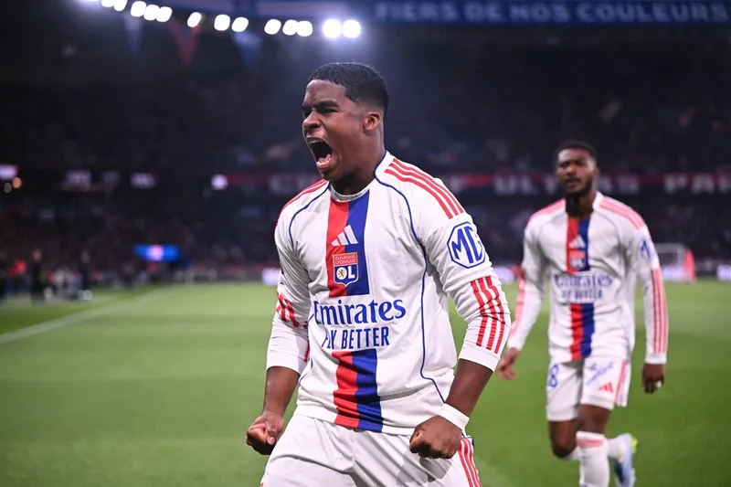 Endrick comemora gol contra o PSG