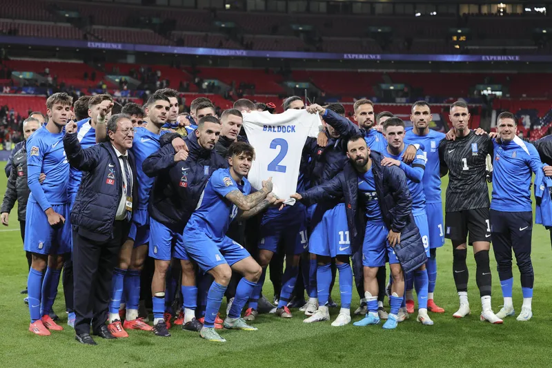 Jogadores gregos celebram vit&oacute;ria sobre a Inglaterra