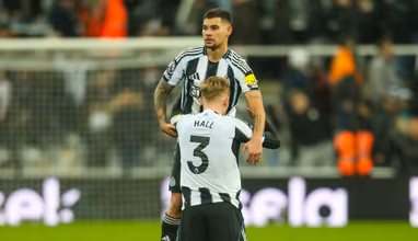 Nem paradoxo de Bruno Guimar&atilde;es salva Newcastle de trope&ccedil;o para Brentford de Igor Thiago