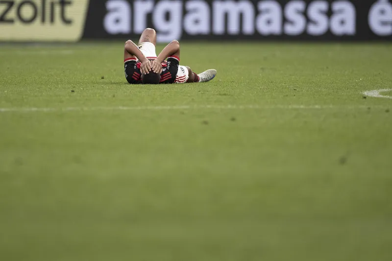 De la Cruz ca&iacute;do no ch&atilde;o durante Corinthians 0 x 0 Flamengo