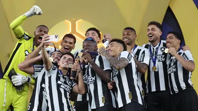 Botafogo &eacute; campe&atilde;o, faz cervejada e embarca para o Catar em espa&ccedil;o de 7 horas