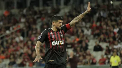 Ao erguer a Sul-Americana, Lucho Gonz&aacute;lez elevou uma carreira j&aacute; t&atilde;o condecorada