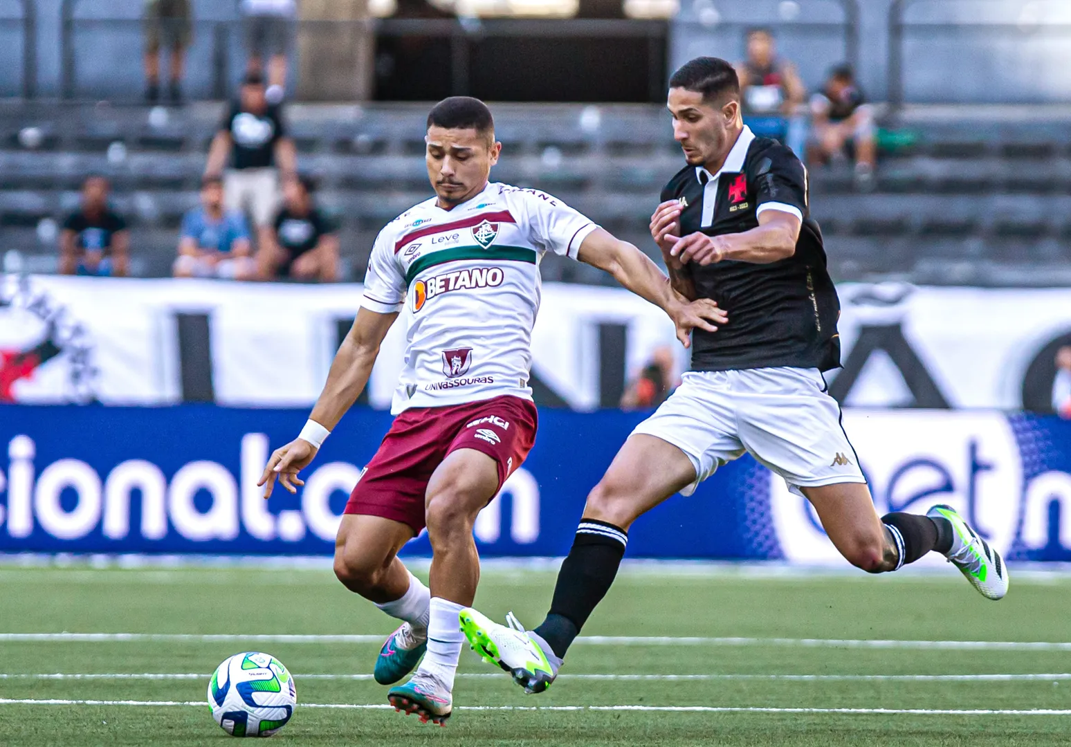 Andr&eacute; deu lindo passe na constru&ccedil;&atilde;o da jogada do segundo gol, mas cometeu erro bisonho que causou derrota ao Fluminense contra o Vasco (Foto: Icon sport)