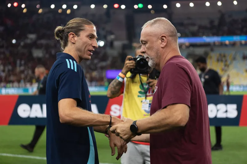 Mano Menezes e Filipe Lu&iacute;s se cumprimentam no primeiro Fla-Flu da final do Carioca 2025