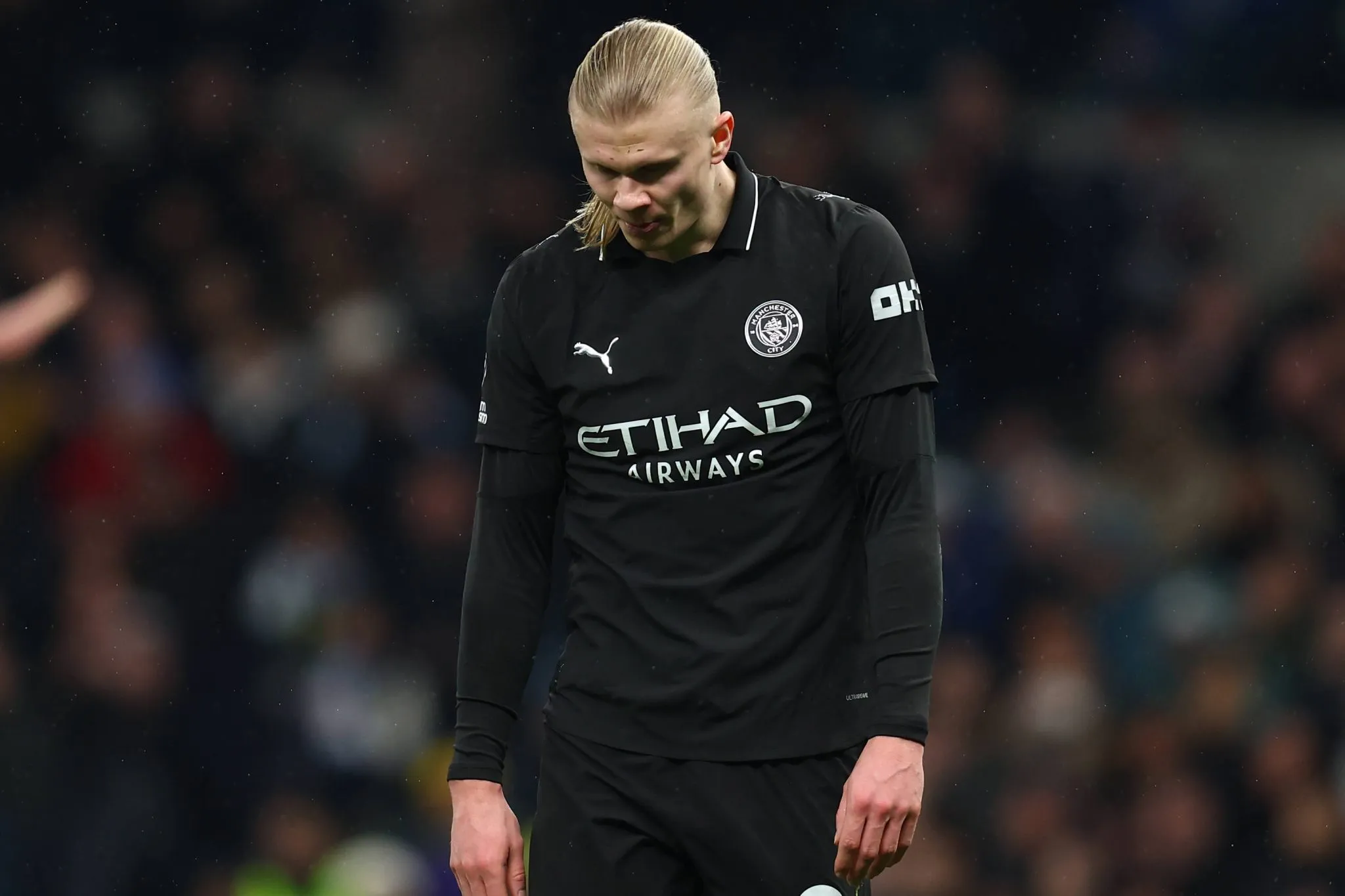 Haaland cabisbaixo durante jogo do City 