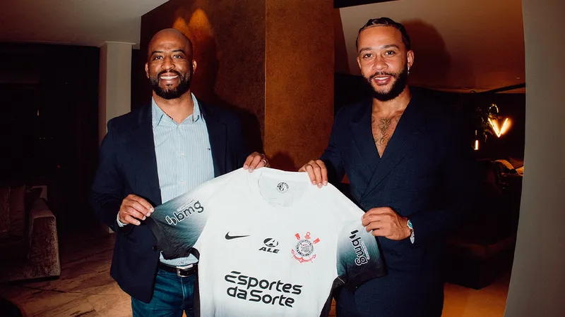Memphis Depay ao lado de Fabinho Soldado, diretor executivo de futebol do Tim&atilde;o. Foto: Divulga&ccedil;&atilde;o/ Corinthians