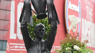 O Arsenal presta um tributo dign&iacute;ssimo com a nova est&aacute;tua de Wenger no Emirates