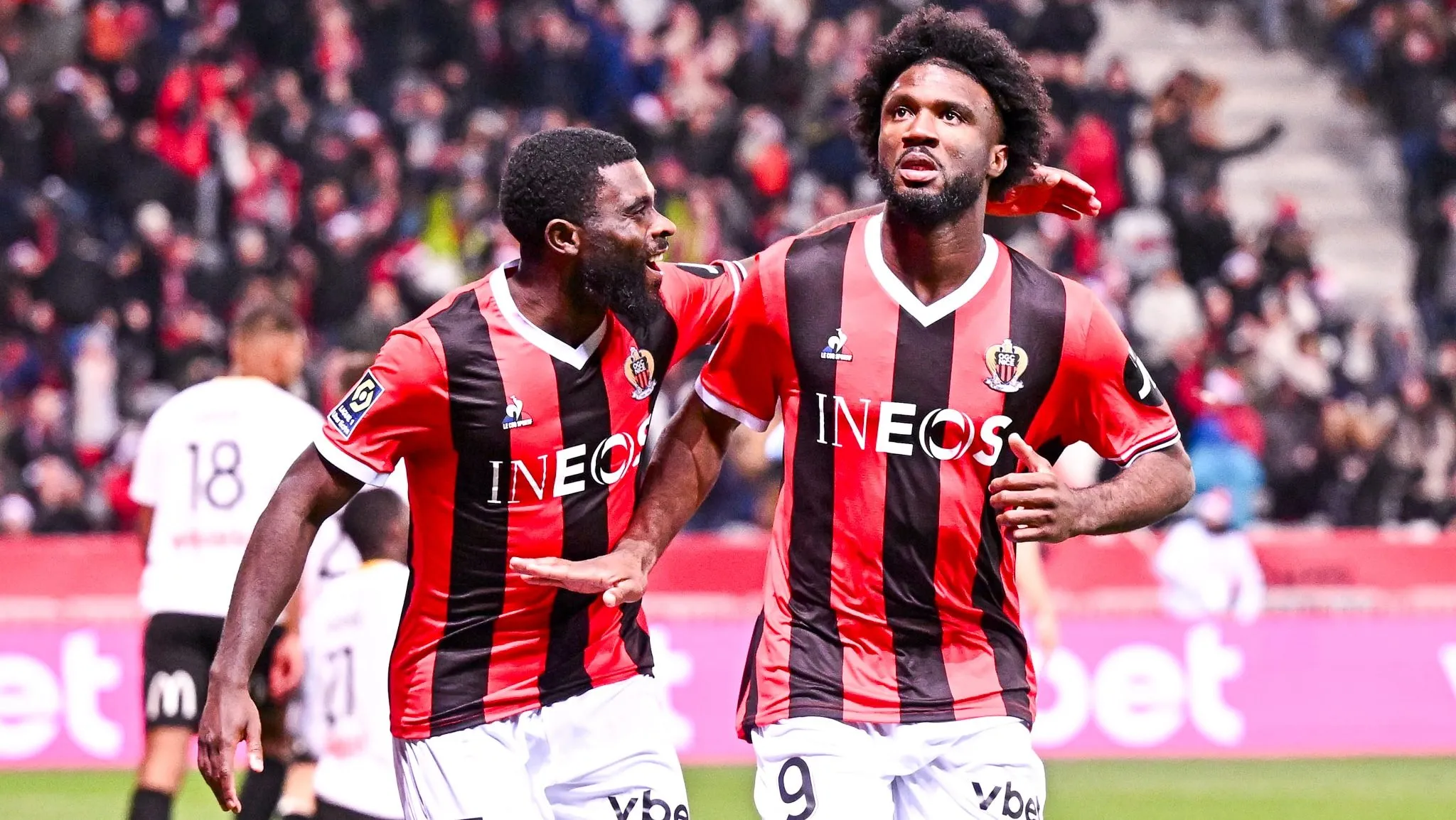 Socos, chutes e insultos racistas: Jogadores do Nice s&atilde;o agredidos por torcedores em protesto