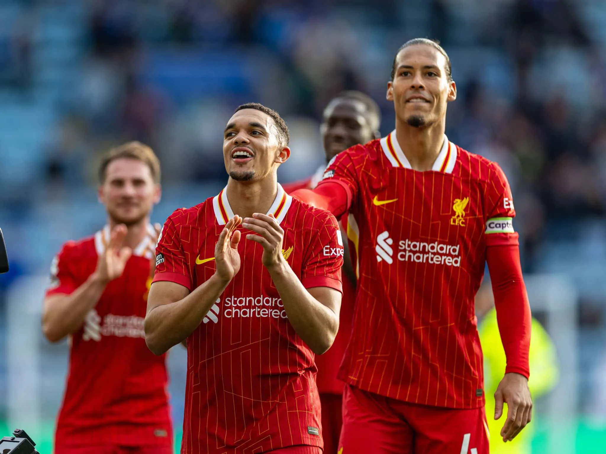 Van Dijk d&aacute; dica sobre futuro de Arnold e indica que ele ainda pode ficar no Liverpool