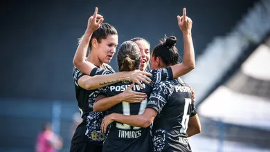 Quem segura? Corinthians vence Flamengo, chega &agrave; 33&ordf; vit&oacute;ria seguida e vai &agrave; final do Brasileiro