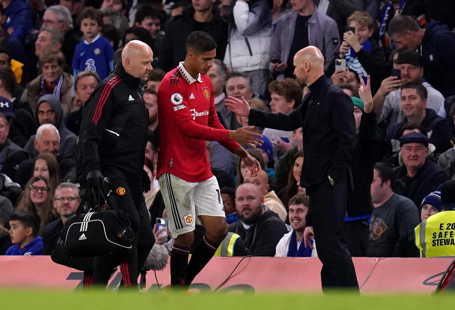 Varane deixa o campo lesionado. Foto: Imago