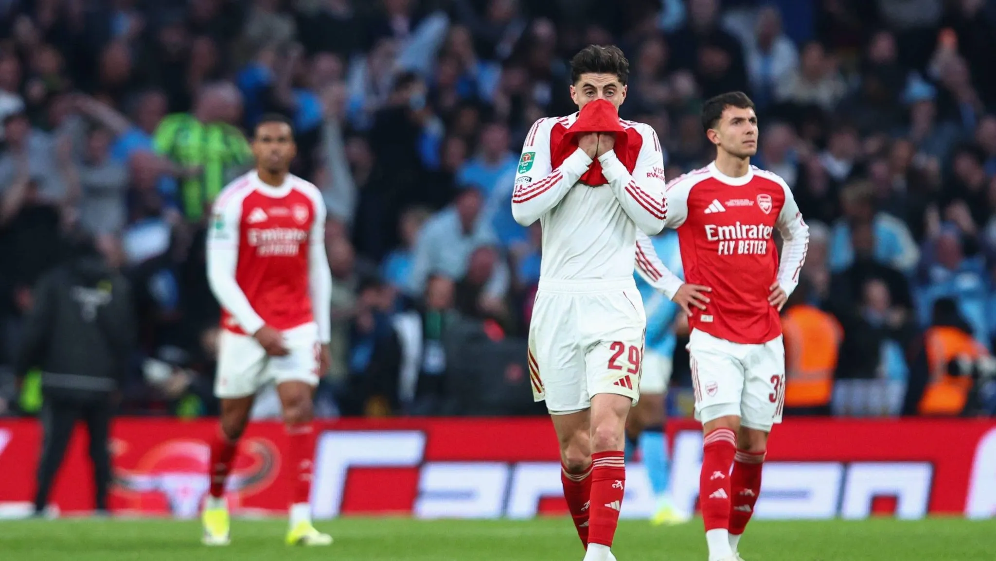 Jogadores do Arsenal cabisbaixos durante final da Copa da Liga Inglesa (Foto: Craig Mercer / Action Photos / Imago)