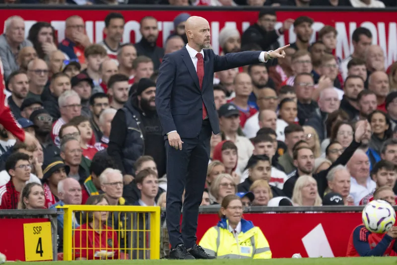 Ten Hag d&aacute; orienta&ccedil;&otilde;es aos jogadores do United durante jogo em Old Trafford