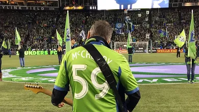 Sounders abusa do esp&iacute;rito de Seattle contra Dallas: hino tocado por guitarrista do Pearl Jam