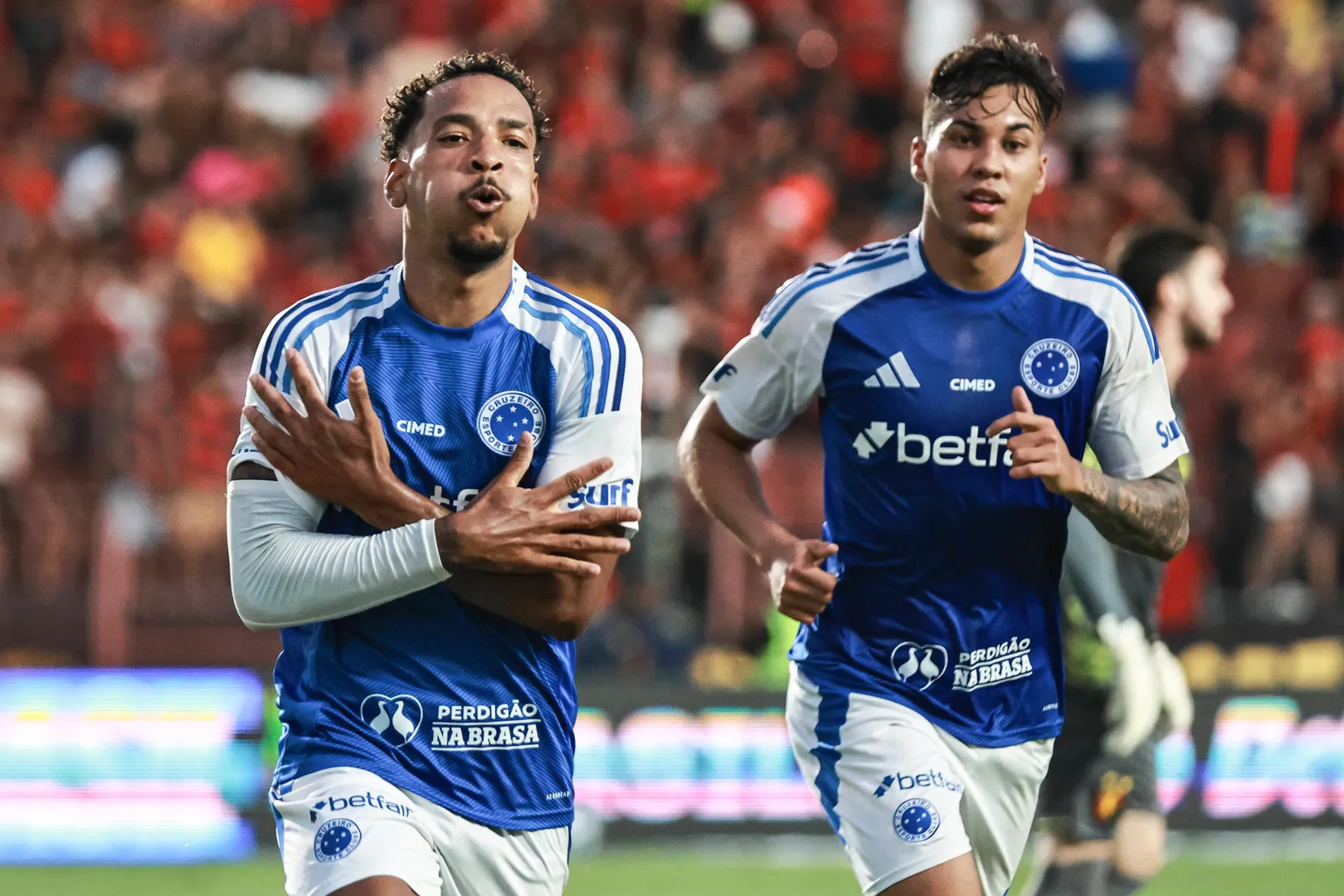 Matheus Pereira e Kaio Jorge comemoram gol do Cruzeiro