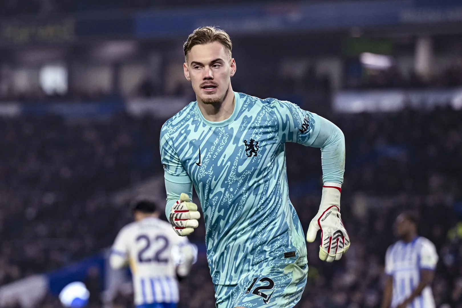 Filip Jorgensen &eacute; proibido pelo t&eacute;cnico do Chelsea de dar chut&otilde;es. Enzo Maresca pediu ao jogador que mantenha plano de jogo e saia com bola no ch&atilde;o