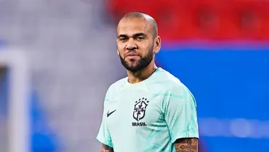 &lsquo;Daniel Alves do futebol&rsquo; &eacute; o mesmo que est&aacute; preso pelo estupro de uma mulher