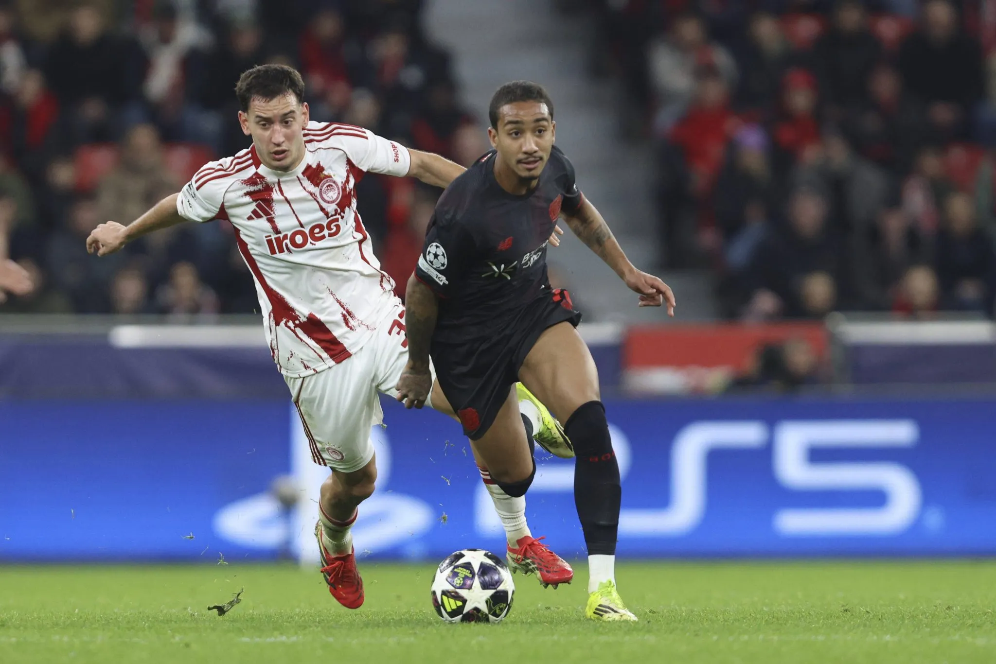 Arthur em campo pelo Leverkusen na Champions League