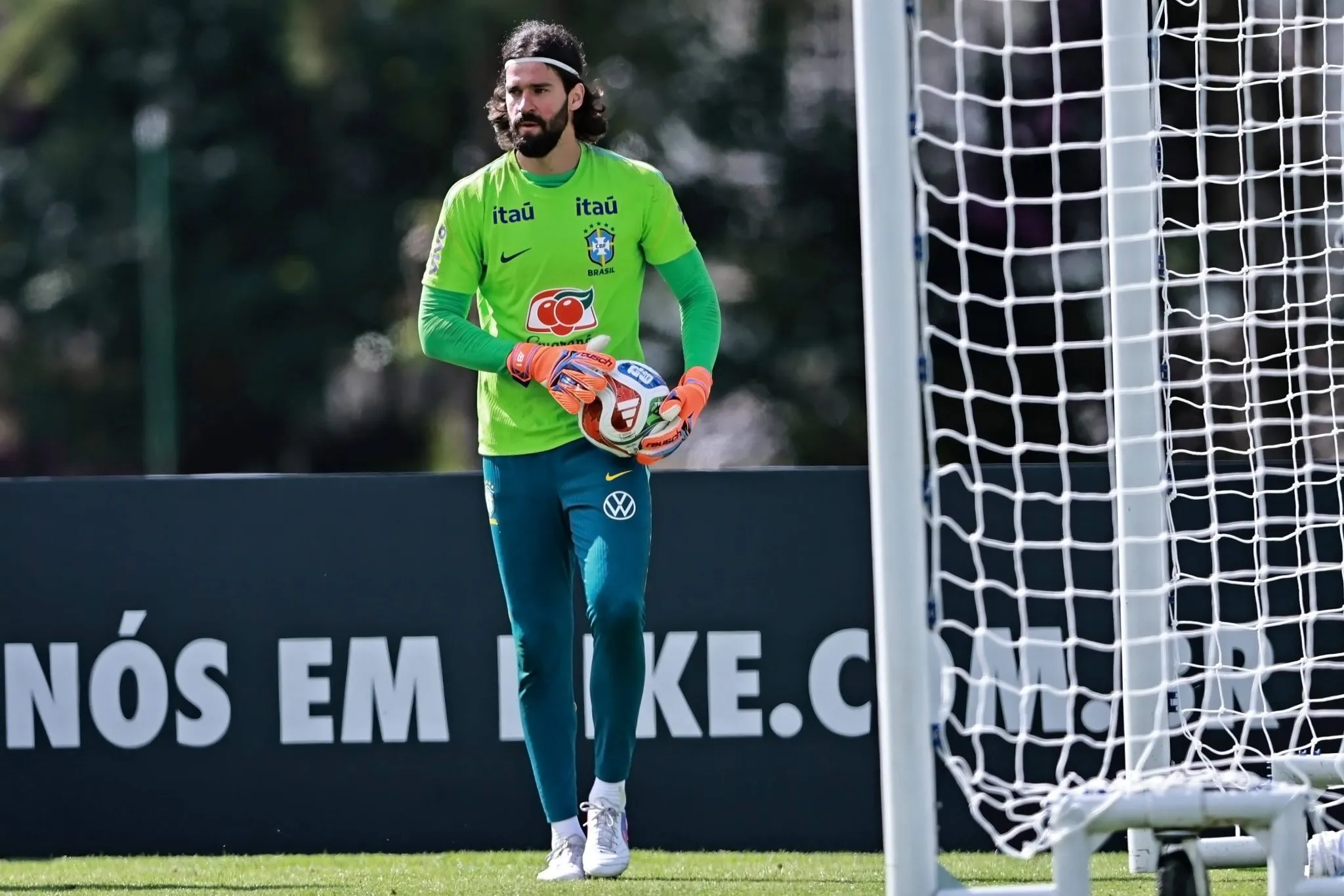 Alisson durante treino da sele&ccedil;&atilde;o brasileira 