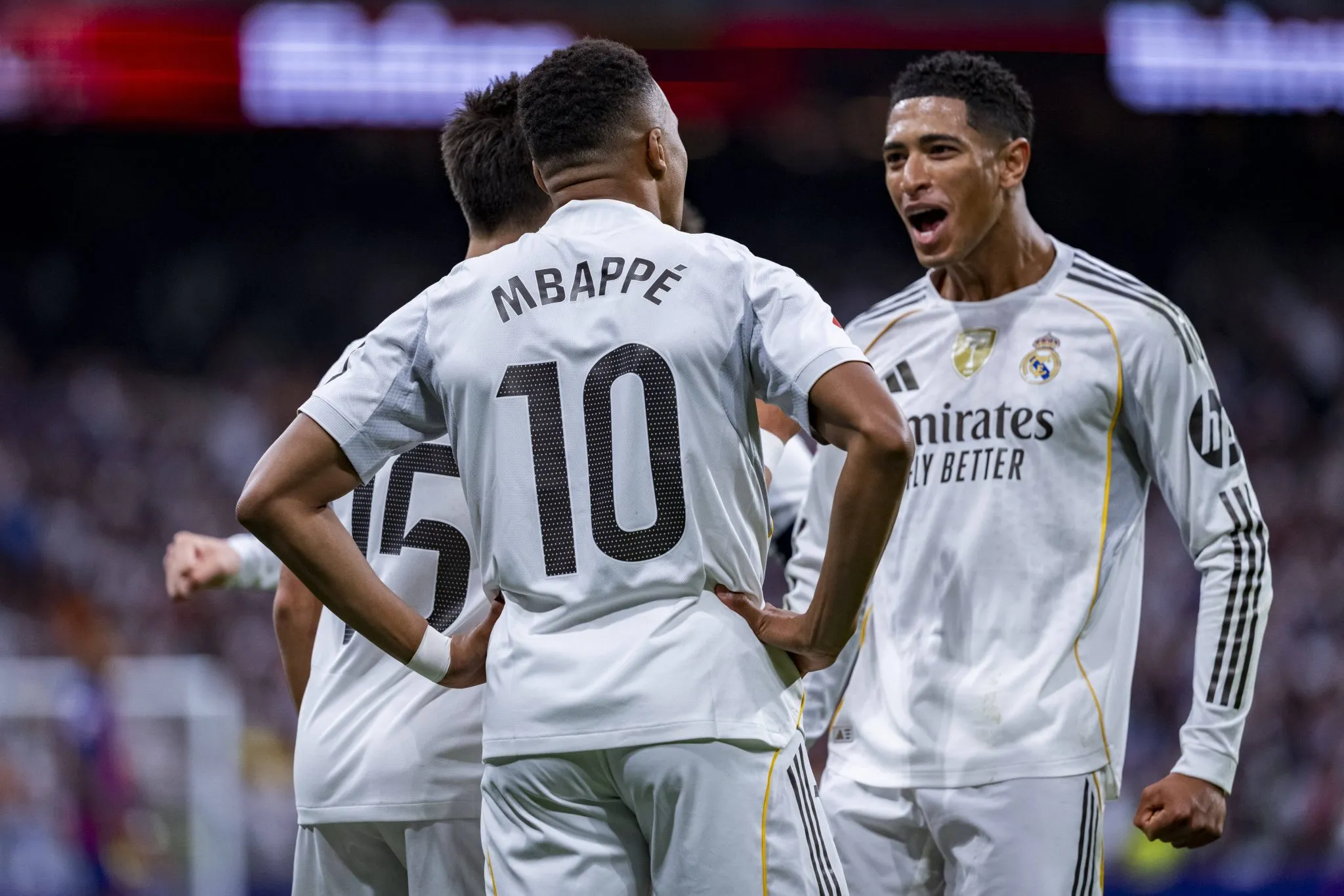 Bellingham exibe duas facetas da carreira e Real Madrid bate Barcelona com &lsquo;cara de Alonso&rsquo;