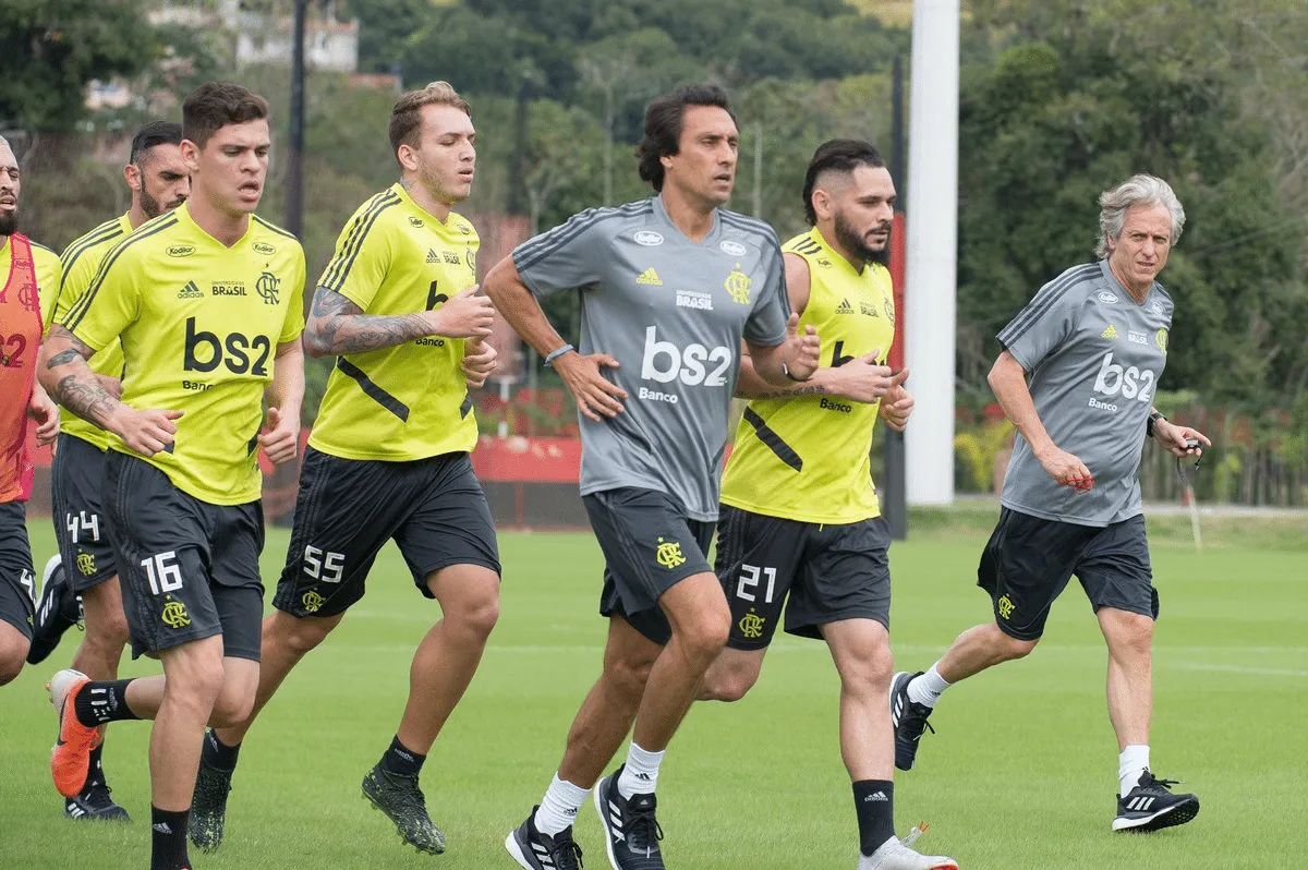 Jorge Jesus e jogadores do Flamengo correm durante treinamento, em 2019