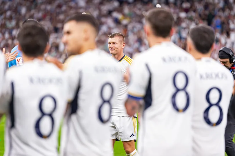 Foto: (IconSport) - Toni Kroos em sua despedida do Santiago Bernab&eacute;u pelo Real Madrid