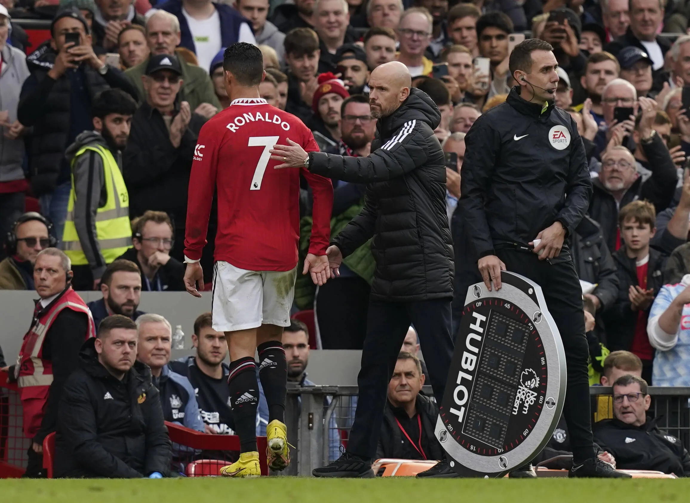 Cristiano Ronaldo &eacute; substitu&iacute;do por Erik ten Hag no Manchester United, em outubro de 2022 (Foto: Imago/Sportimage)