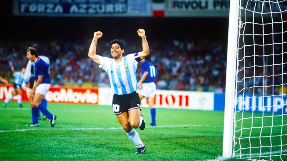 H&aacute; 25 anos, um jogo de Copa dividiu N&aacute;poles entre o amor &agrave; It&aacute;lia e a devo&ccedil;&atilde;o a Maradona
