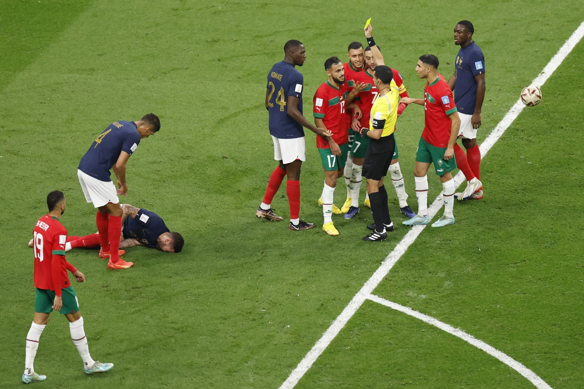 Sofiane Boufal da sele&ccedil;&atilde;o de Marrocos recebe cart&atilde;o amarelo na semifinal contra a Fran&ccedil;a, durante a Copa do Mundo de 2022 (Foto: IMAGO / Xinhua)