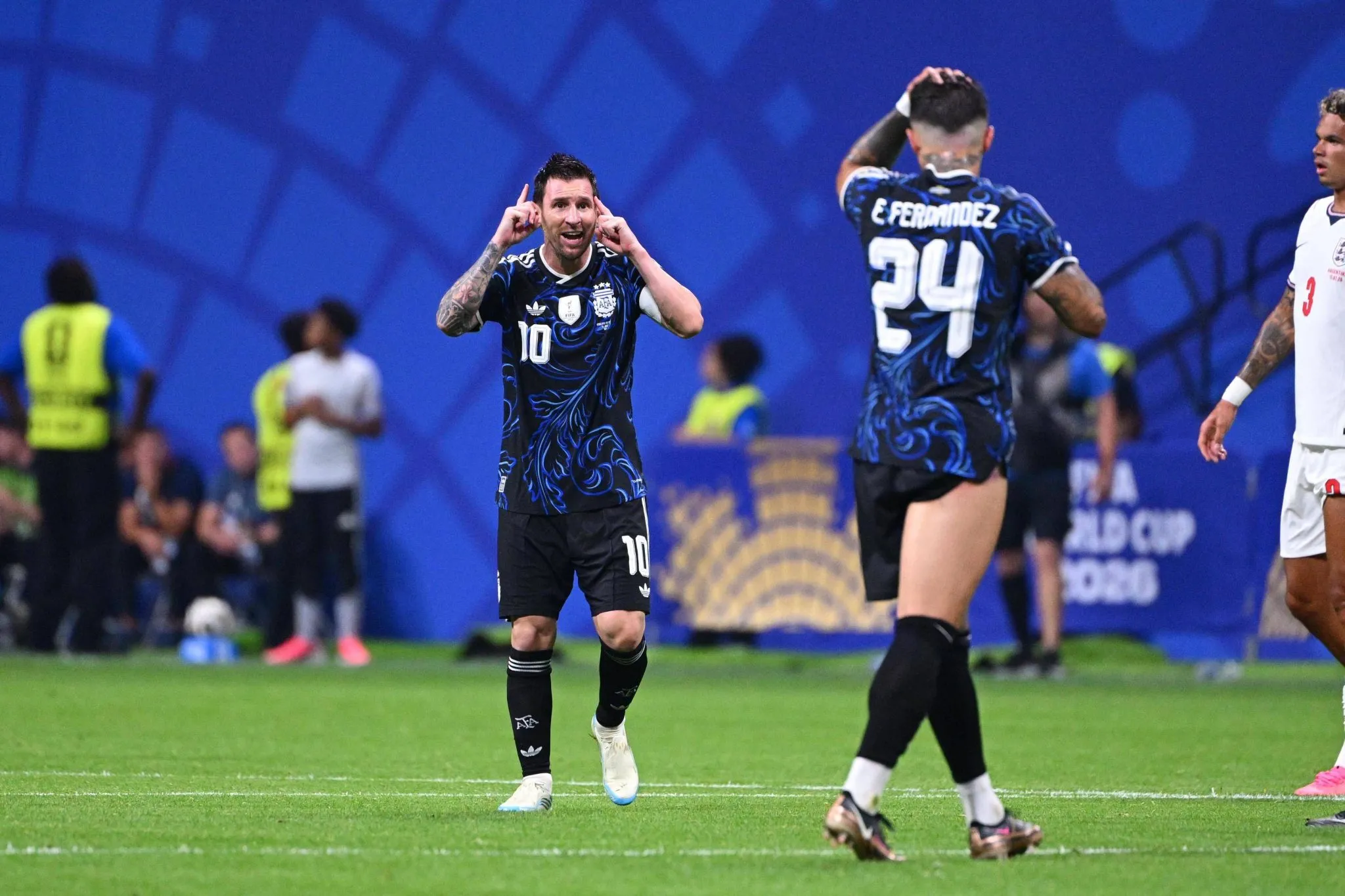 Messi pede foco da equipe durante partida contra a Inglaterra (Foto: IMAGO / PRESSE SPORTS)