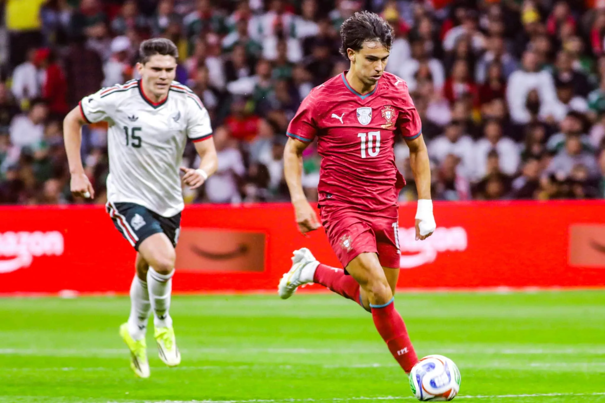 Jo&atilde;o F&eacute;lix corre com a bola em amistoso entre Portugal e M&eacute;xico