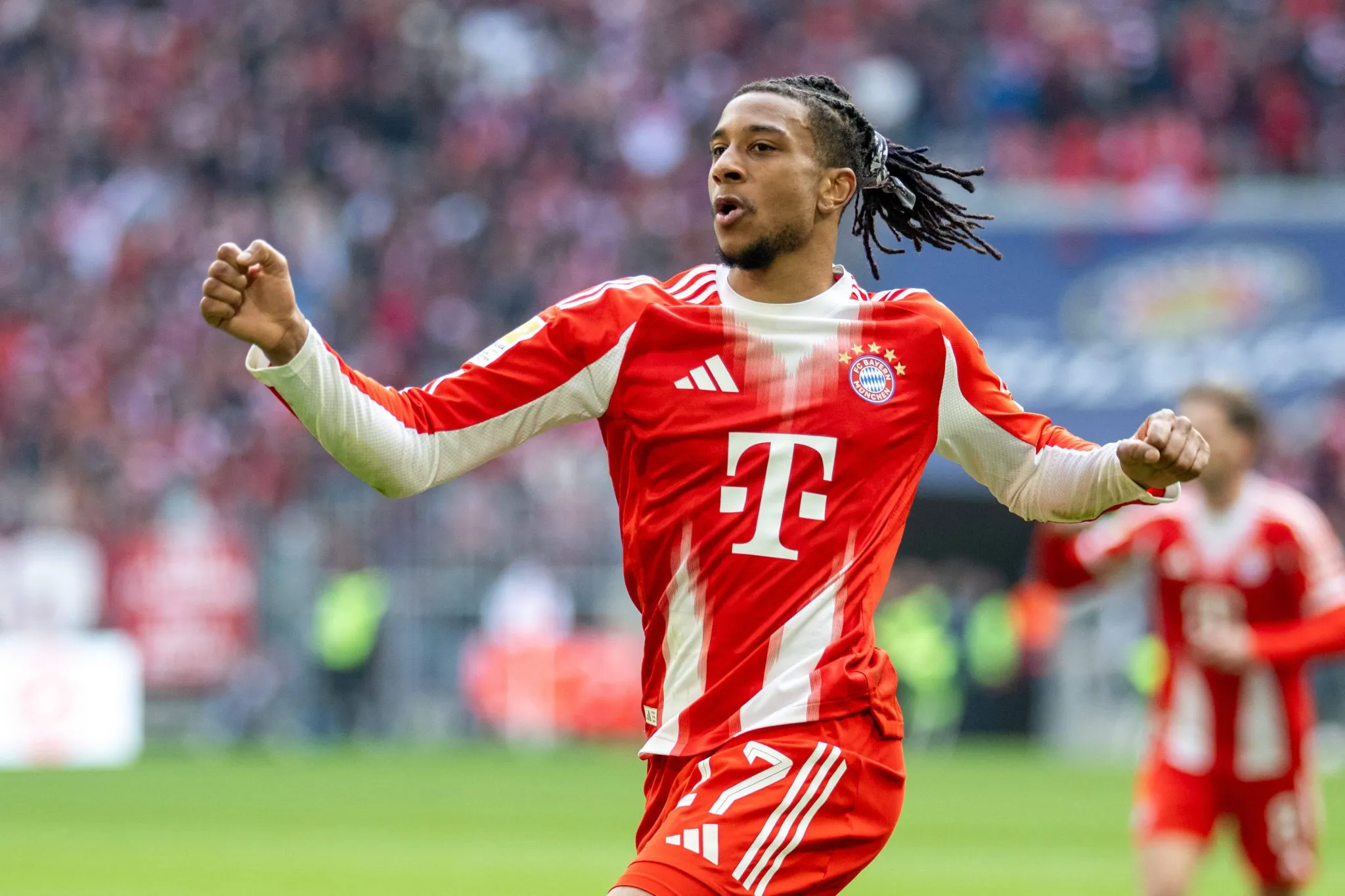Olise celebra gol pelo Bayern