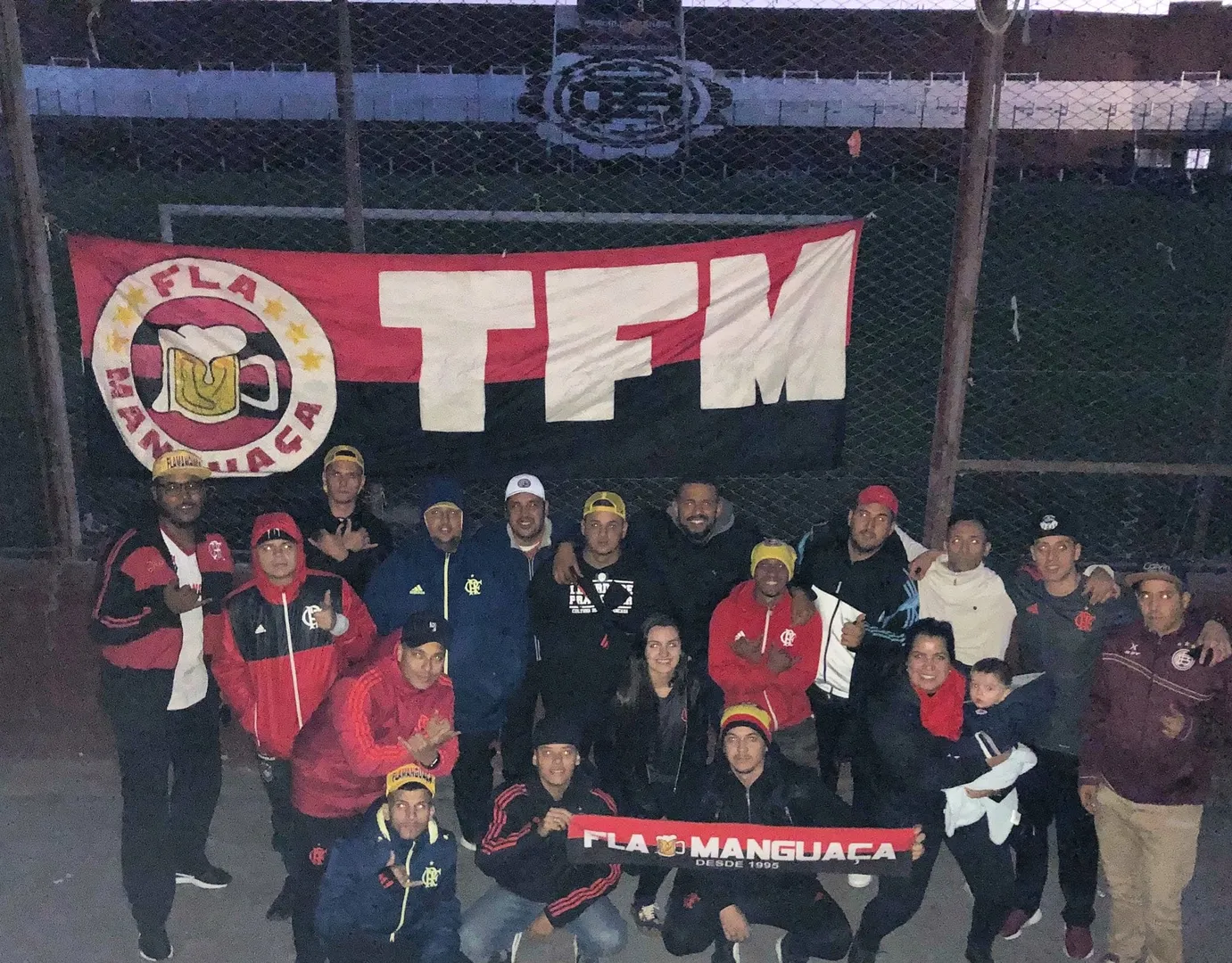 Integrantes da Fla Mangua&ccedil;a e da Barra 14 no Est&aacute;dio do Lan&uacute;s