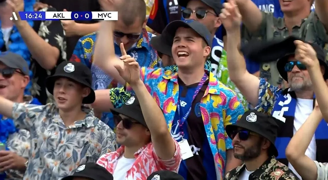 Torcida com camisa havaiana e show de saxofone marcam primeira partida oficial de 2025 no mundo