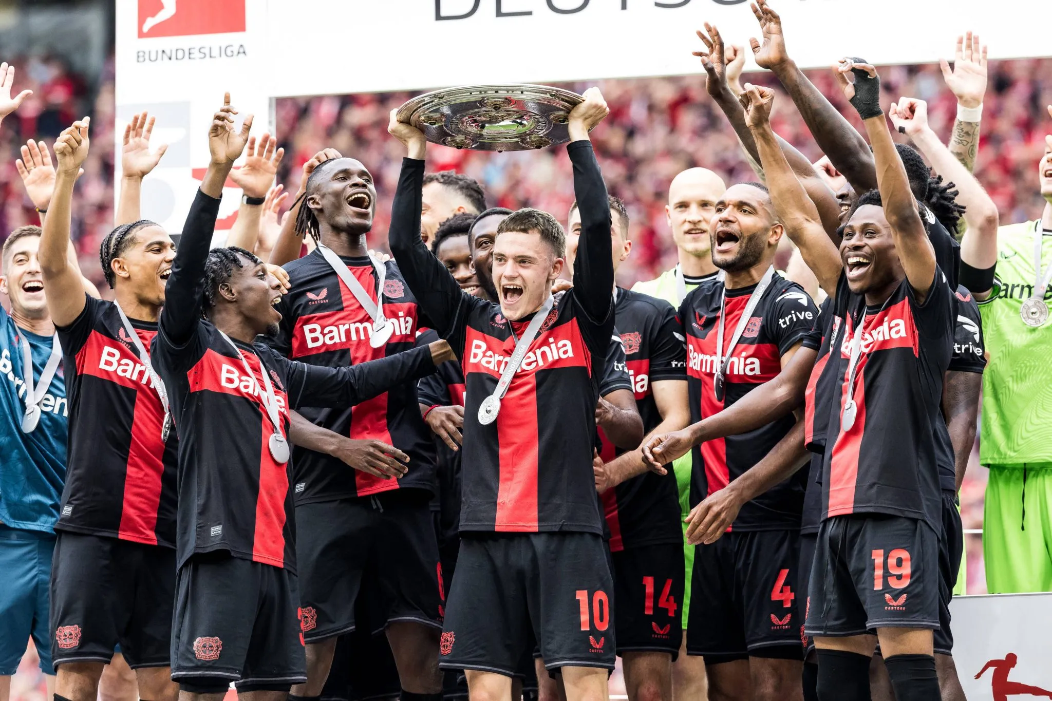 Florian Wirtz comemora conquista da Bundesliga pelo Bayer Leverkusen na temporada 2023/24 (Foto: IMAGO / Beautiful Sports)