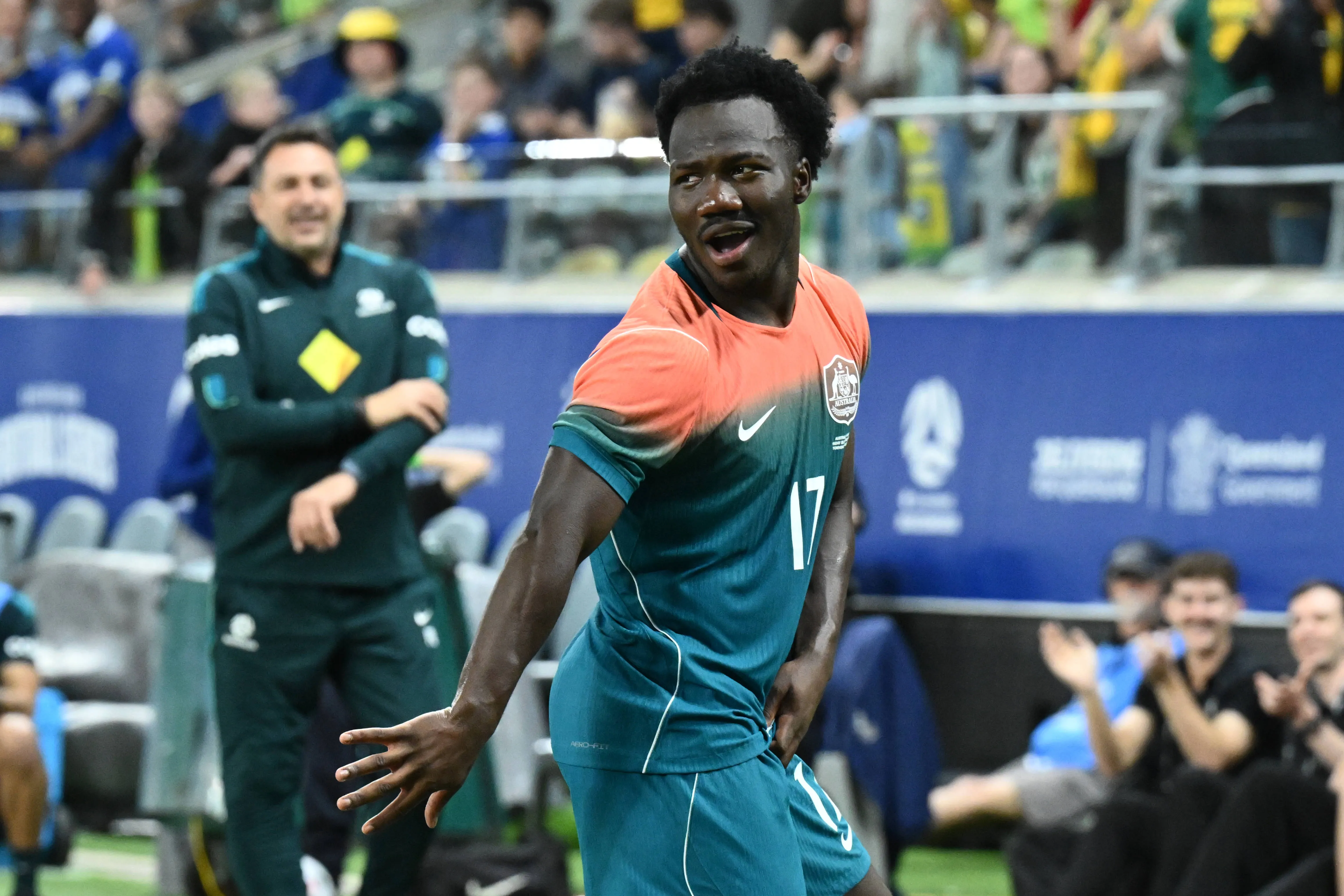 Nestory Irankunda comemora gol da Austrália sobre Brasil (Foto: Imago/AAP)