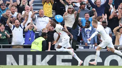 O Tottenham manteve o ritmo alto e prevaleceu no jogo eletrizante contra o United