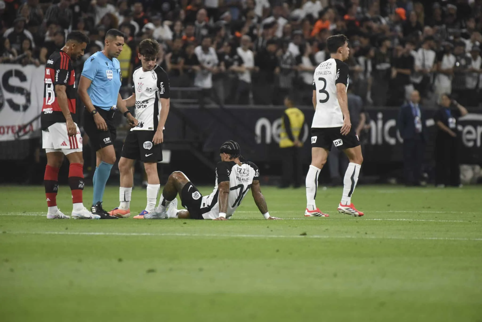 Memphis Depay se machucou no dia 22 de mar&ccedil;o no empate entre Corinthians x Flamengo (Foto: Imago/Sports Press Photo)