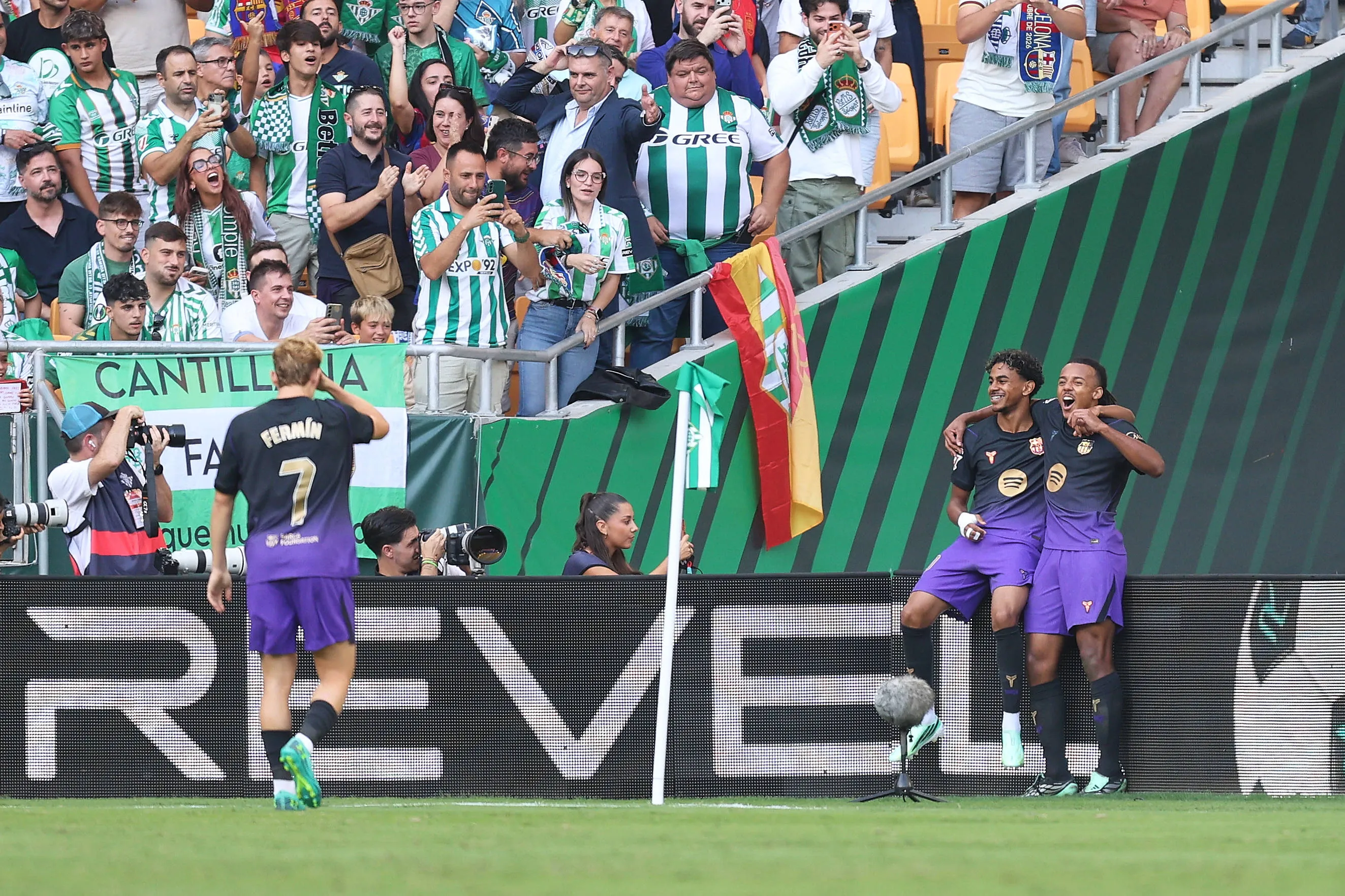 Yamal e Koundé celebram gol do Barcelona