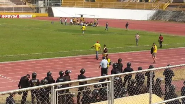 Manifestantes na Venezuela come&ccedil;am a invadir o campo e, ainda assim, futebol n&atilde;o para