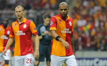Expuls&atilde;o de Felipe Melo rouba a cena na estreia de Sneijder