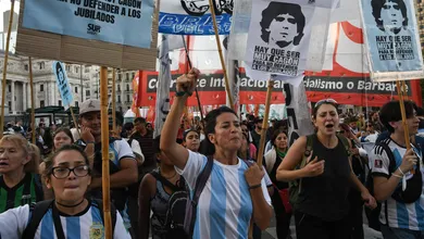 Por que Maradona virou grande s&iacute;mbolo&nbsp;de protestos contra o governo Milei na Argentina