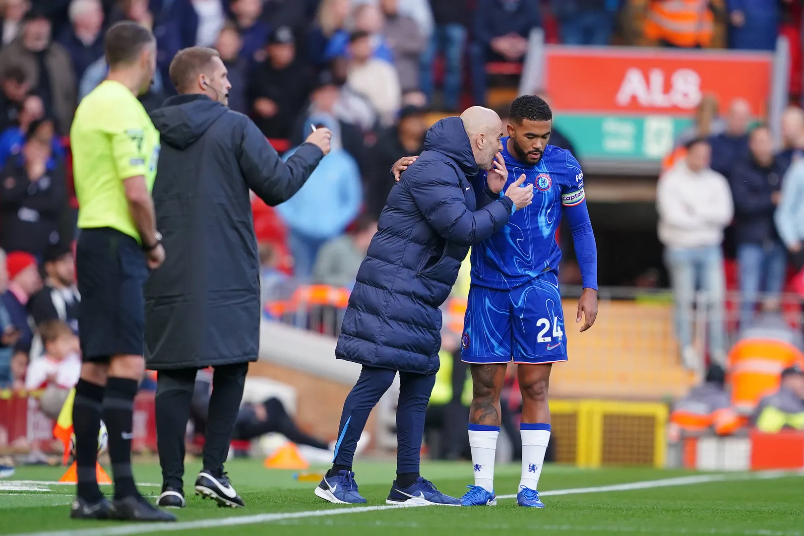 Foto: (Imago) - Reece James e Enzo Maresca pelo Chelsea