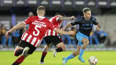 Gr&ecirc;mio prova que &eacute; Imortal, vence o Estudiantes com dez e renasce na Libertadores