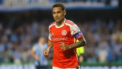 Bastou um toque de Alan Patrick para o Internacional vencer o Gre-Nal e aumentar a crise no Gr&ecirc;mio