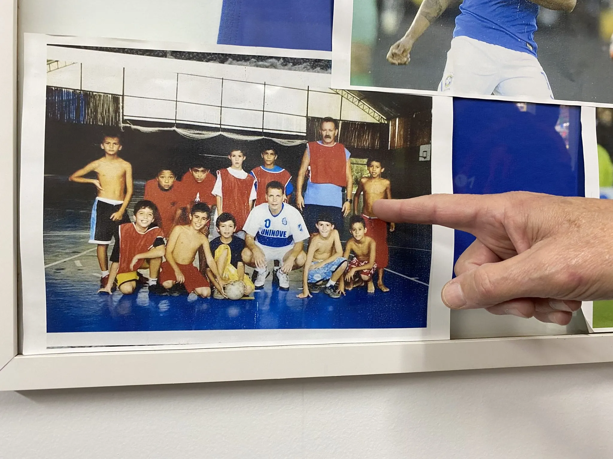 Adalberto mostra um jovem Marquinhos durante acampamento do col&eacute;gio