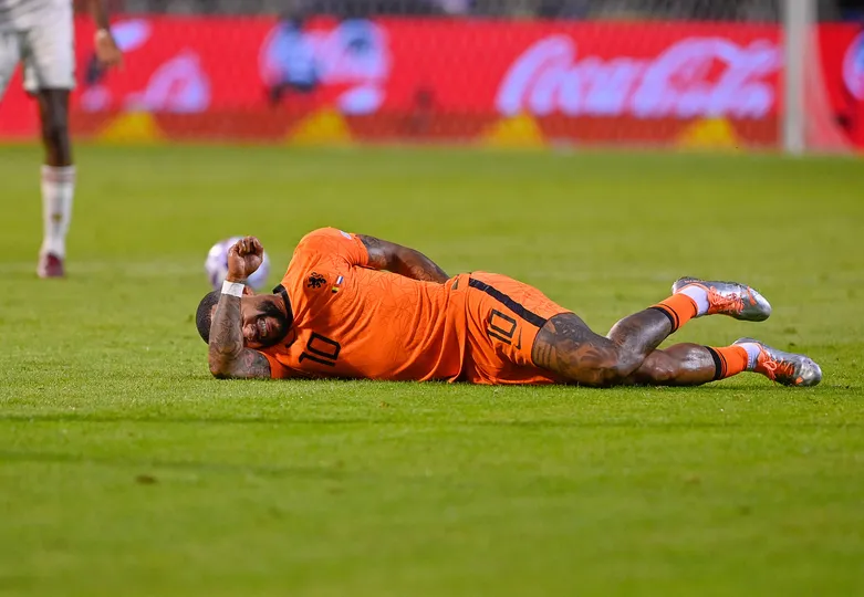 Memphis Depay sente les&atilde;o durante jogo da Holanda