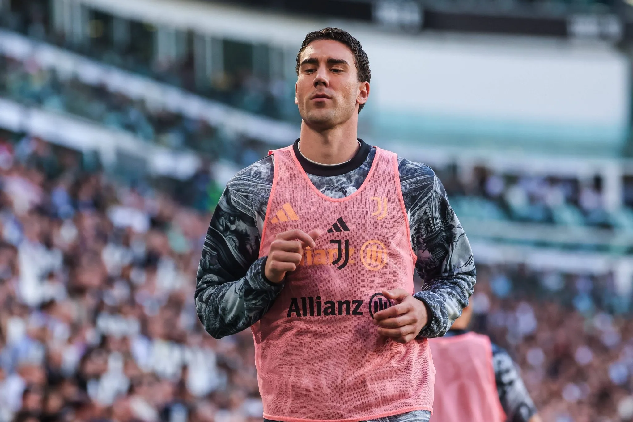 Vlahovic enfrenta dificuldades f&iacute;sicas na Juventus. Foto: IMAGO/Beautiful Sports