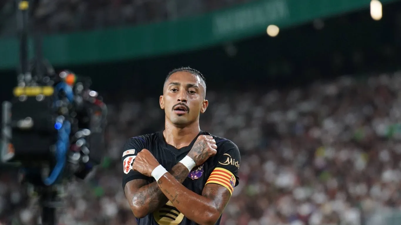 Raphinha mant&eacute;m poder decisivo no Barcelona mostrando como pode ser &uacute;til em nova fun&ccedil;&atilde;o